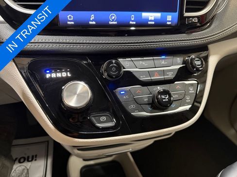 Used 2023 Chrysler Pacifica Touring-L AWD/4WD image 31