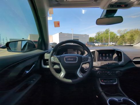 Used 2022 GMC Terrain SLE w/ Driver Convenience Package FWD image 16