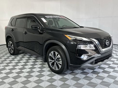 Used 2022 Nissan Rogue SV image 2