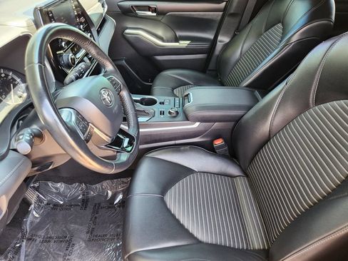 Used 2021 Toyota Highlander XSE AWD/4WD image 4
