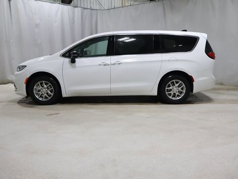 New 2026 Chrysler Pacifica Select image 4