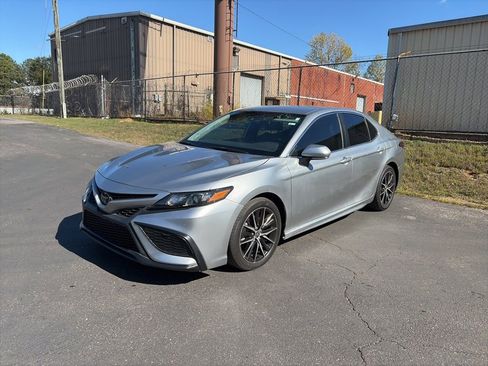 Used 2023 Toyota Camry SE image 3