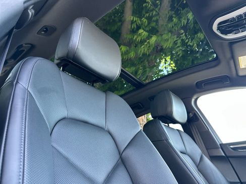 Certified 2025 Porsche Macan AWD/4WD image 18