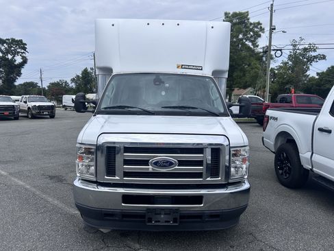 Used 2022 Ford E-350 and Econoline 350 Super Duty RWD image 2