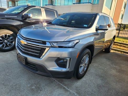 Used 2023 Chevrolet Traverse LT image 3