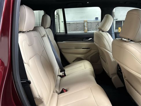Used 2025 Jeep Grand Cherokee Limited image 31