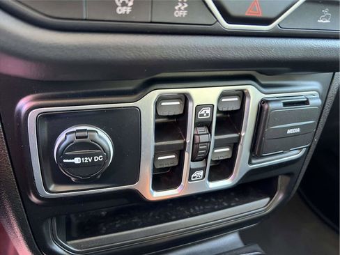 Used 2025 Jeep Wrangler Sahara image 30