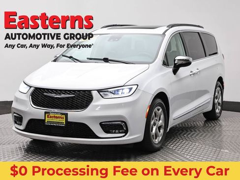 Used 2023 Chrysler Pacifica Limited FWD image 1