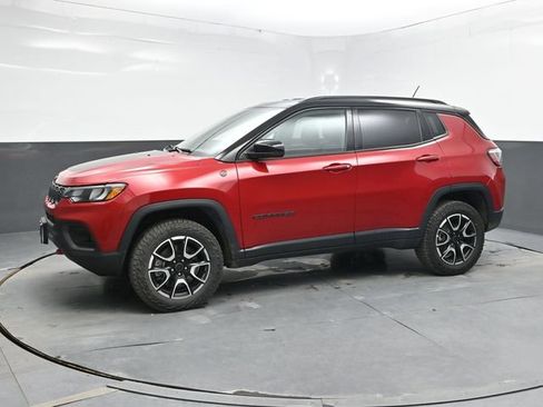 Used 2025 Jeep Compass Trailhawk AWD/4WD image 3
