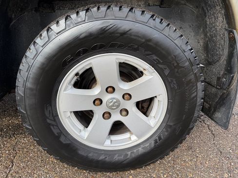 Used 2010 Dodge Ram 1500 Truck SLT w/ Remote Start & Security Group image 16