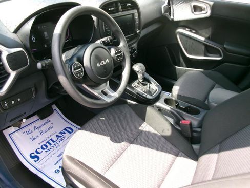 Used 2025 Kia Soul LX w/ LX Technology Package FWD image 12
