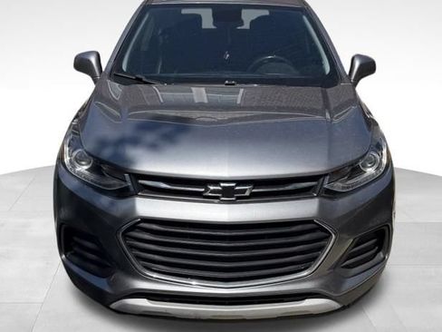 Used 2020 Chevrolet Trax LT w/ LT Convenience Package FWD image 3