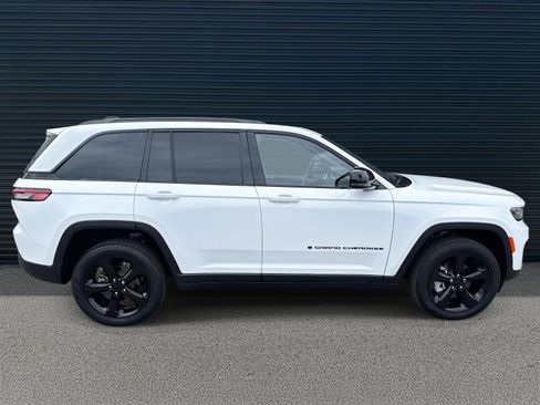 Used 2025 Jeep Grand Cherokee Limited w/ Black Appearance Package image 8