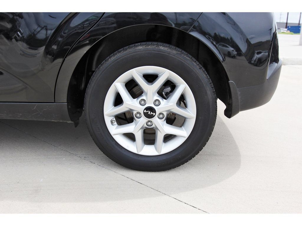 Used 2025 Kia Soul LX w/ LX Technology Package FWD image 32