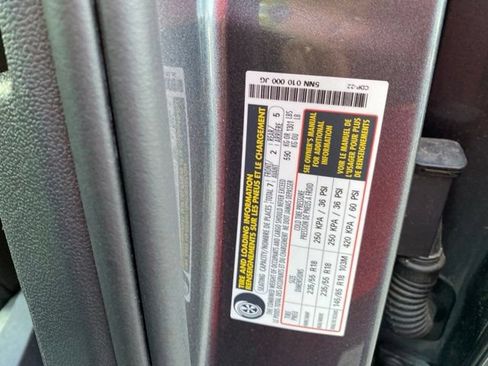 Used 2023 Volkswagen Tiguan SE w/ Panoramic Sunroof Package FWD image 29