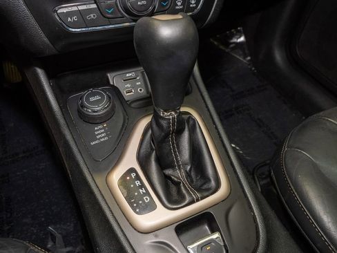 Used 2016 Jeep Cherokee Limited image 16