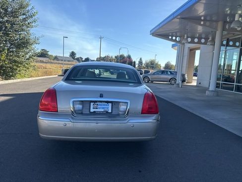 Used 2004 Lincoln Town Car Signature image 7
