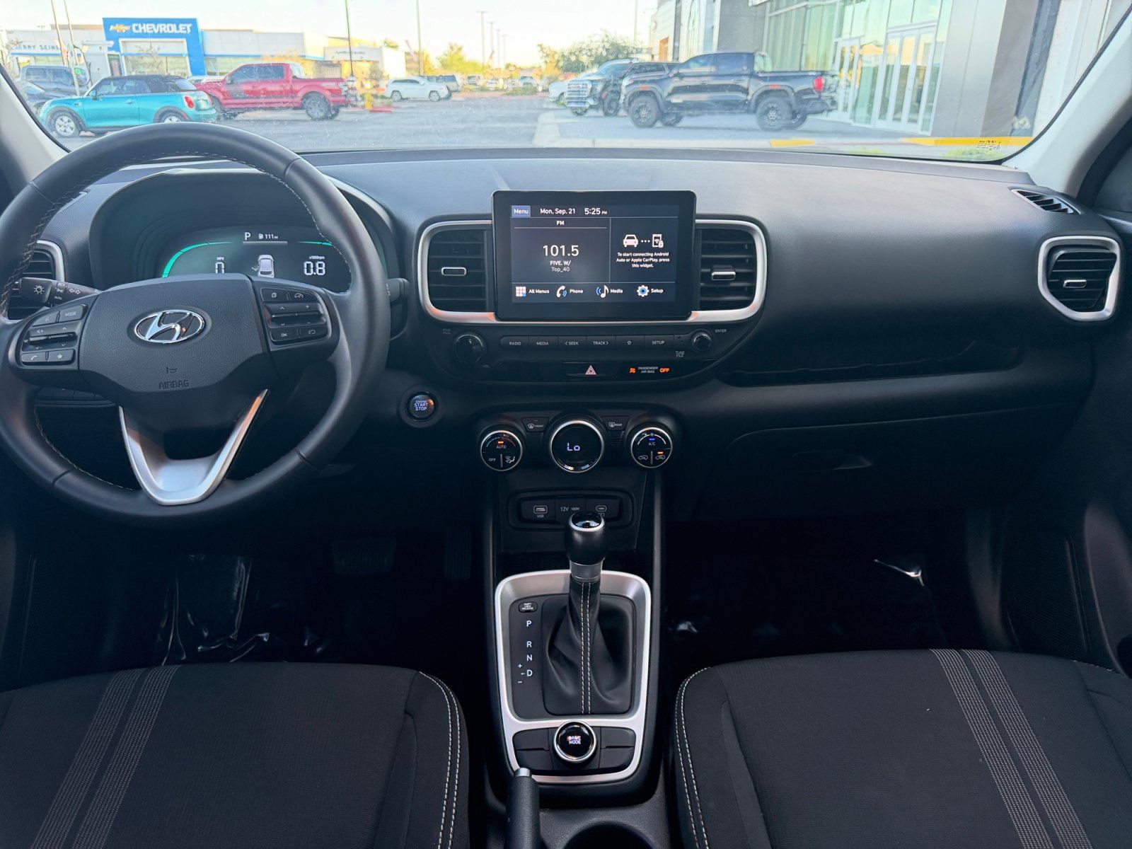Used 2025 Hyundai Venue SEL FWD image 10