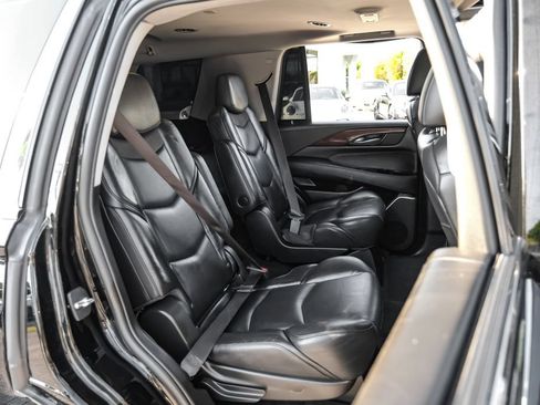 Used 2018 Cadillac Escalade Luxury RWD image 34