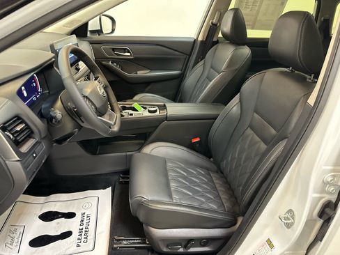 Certified 2025 Nissan Rogue Platinum image 4