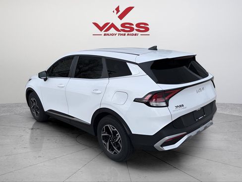 Used 2025 Kia Sportage LX image 3