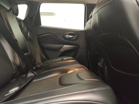 Used 2019 Jeep Cherokee Latitude Plus FWD image 19