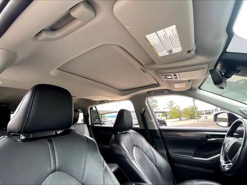 Used 2022 Toyota Highlander Limited FWD image 14