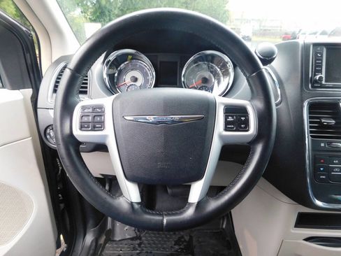 Used 2016 Chrysler Town & Country Touring image 6