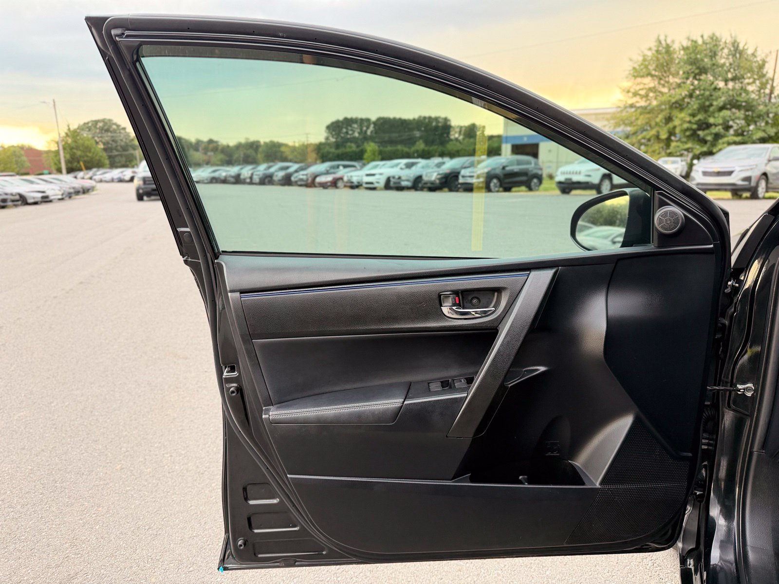 Used 2018 Toyota Corolla SE FWD image 16