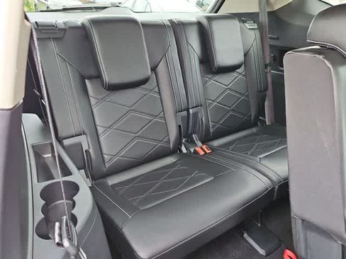 Used 2024 Volkswagen Atlas SE AWD/4WD image 17