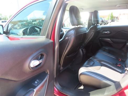 Used 2019 Jeep Cherokee Latitude Plus w/ Cold Weather Group AWD/4WD image 21