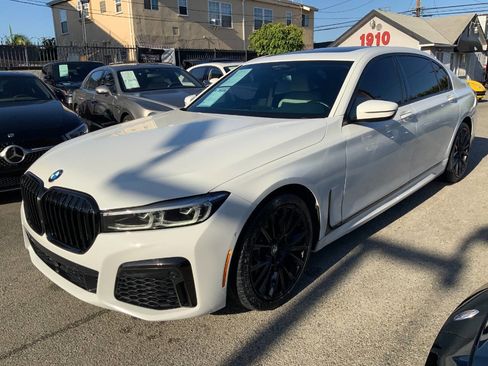 Used 2022 BMW 740i w/ M Sport Package RWD image 3