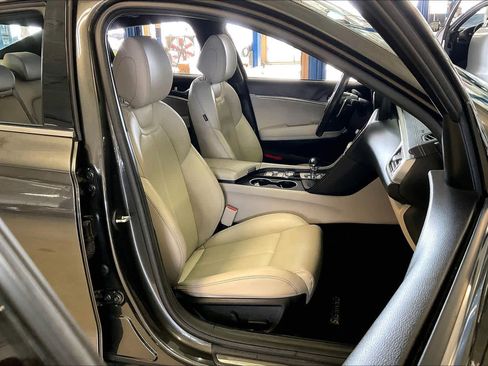 Used 2022 Genesis G70 2.0T image 8