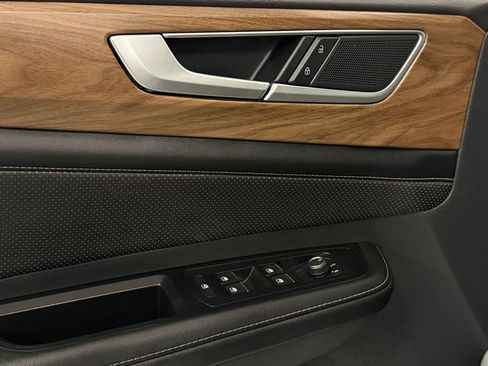 Used 2024 Volkswagen Atlas SE image 13