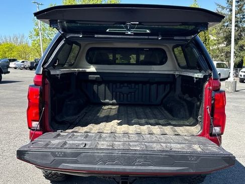 Used 2026 Chevrolet Colorado ZR2 w/ Technology Package AWD/4WD image 8