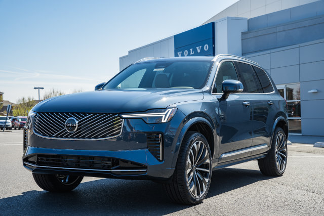 New 2026 Volvo XC90 B6 Plus w/ Protection Package Premier AWD/4WD image 3