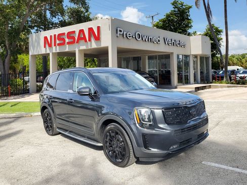 Used 2021 Kia Telluride SX w/ SX Prestige Package image 3