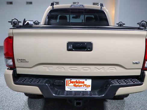 Used 2019 Toyota Tacoma TRD Sport image 9