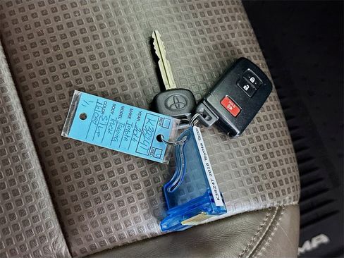 Used 2016 Toyota Tacoma Limited image 32