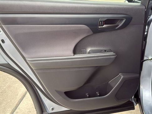 Used 2023 Toyota Highlander LE image 16