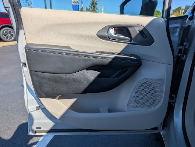 Used 2024 Chrysler Pacifica Touring-L FWD image 9