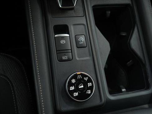 Used 2024 Nissan Pathfinder S image 24