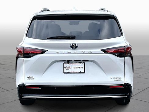 Used 2024 Toyota Sienna Platinum image 4