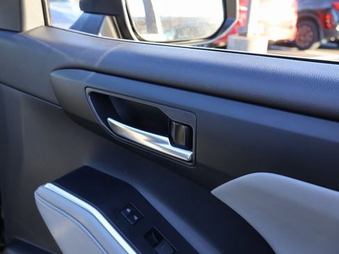 Used 2020 Toyota Highlander XLE image 8