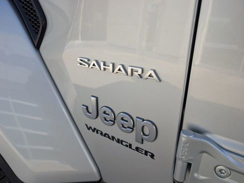 Used 2023 Jeep Wrangler Sahara image 12