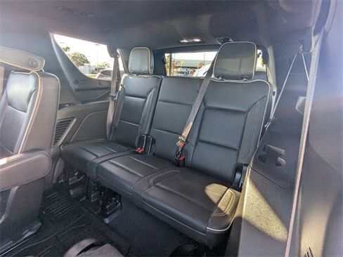 Used 2023 GMC Yukon SLT w/ SLT Premium Package image 13