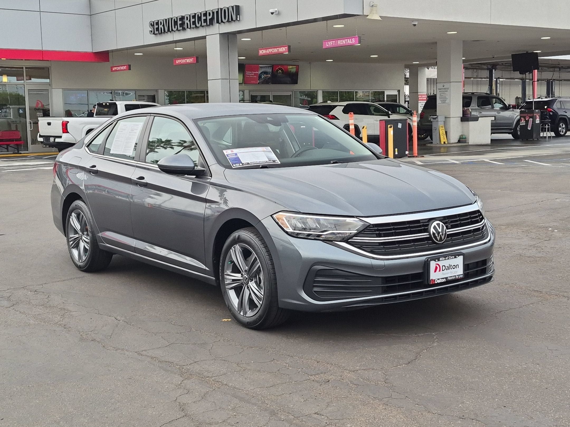 Used 2024 Volkswagen Jetta SE FWD image 2