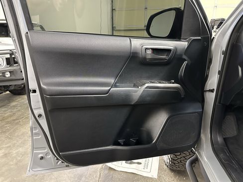 Used 2017 Toyota Tacoma TRD Pro AWD/4WD image 31