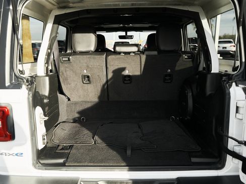 Used 2023 Jeep Wrangler Unlimited Sahara image 11