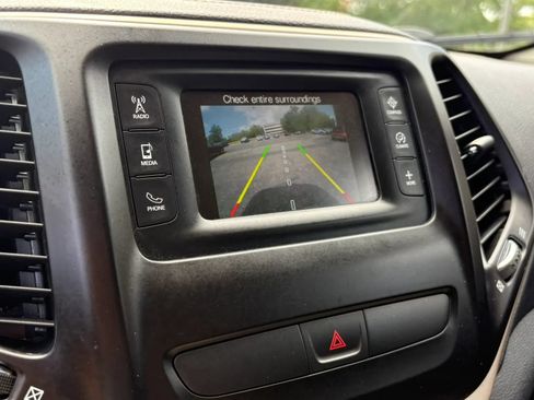 Used 2017 Jeep Cherokee Latitude AWD/4WD image 19